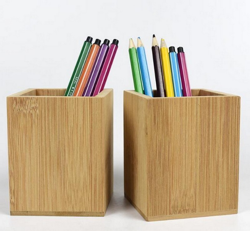 Trang trí bàn làm việc công sở đơn giản với hộp bút handmade bằng gỗ